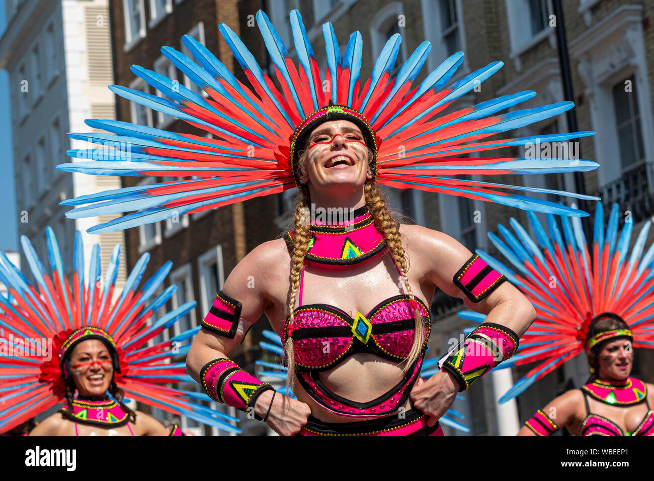 Femme en costume coloré à la jamaïcaine élaborée Notting Hill Carnival Parade finale sur un jour férié lundi. White Caucasian female woman Banque D'Images