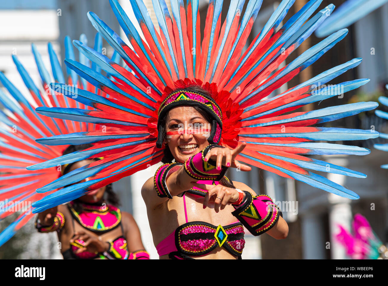 Femme en costume coloré à la jamaïcaine élaborée Notting Hill Carnival Parade finale sur un jour férié lundi Banque D'Images
