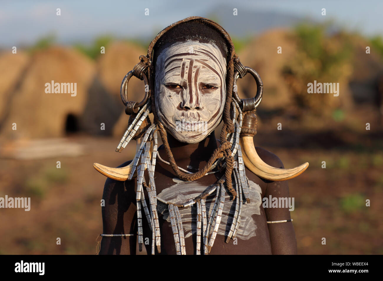 Tribal Mursi garçon dans le Parc National de Mago, vallée de l'Omo, Ethiopie Banque D'Images