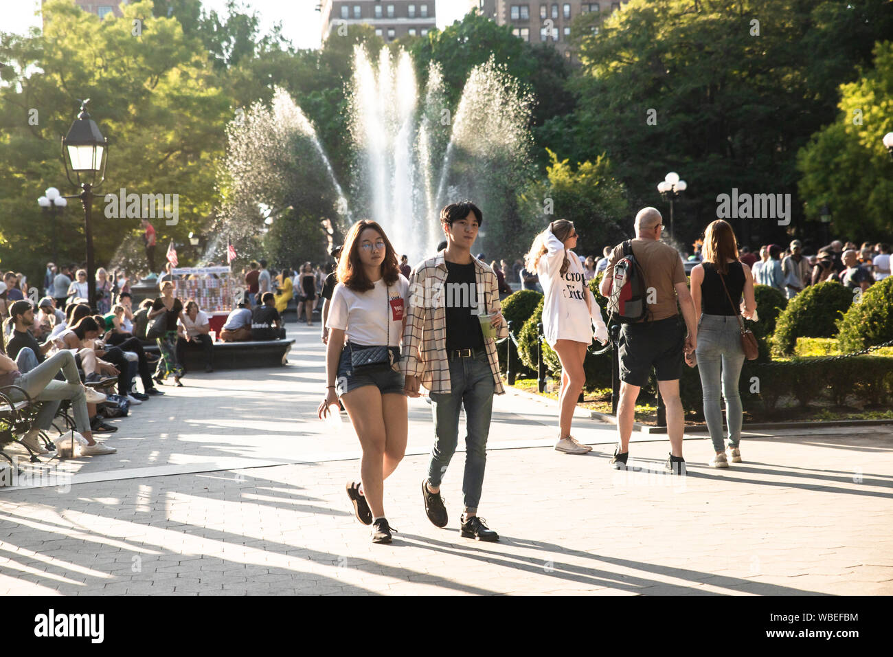 La VILLE DE NEW YORK, NY - 24 août 2019 : Scène du Washington Square Park à Greenwich Village, Manhattan sur un après-midi d'été. Banque D'Images