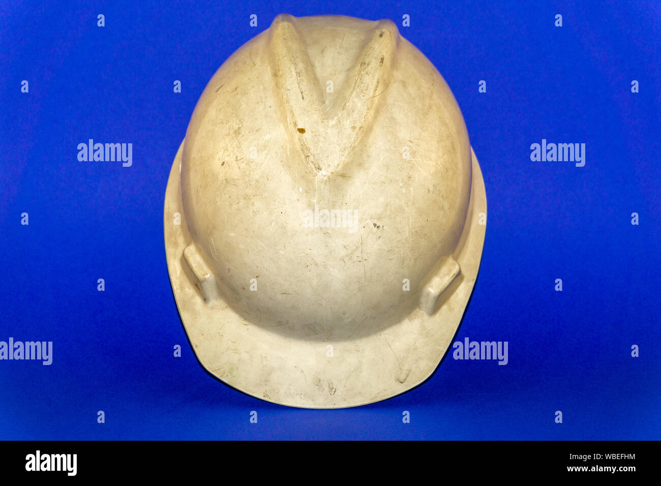 Casque de sécurité de couleur blanche sur fond bleu Banque D'Images