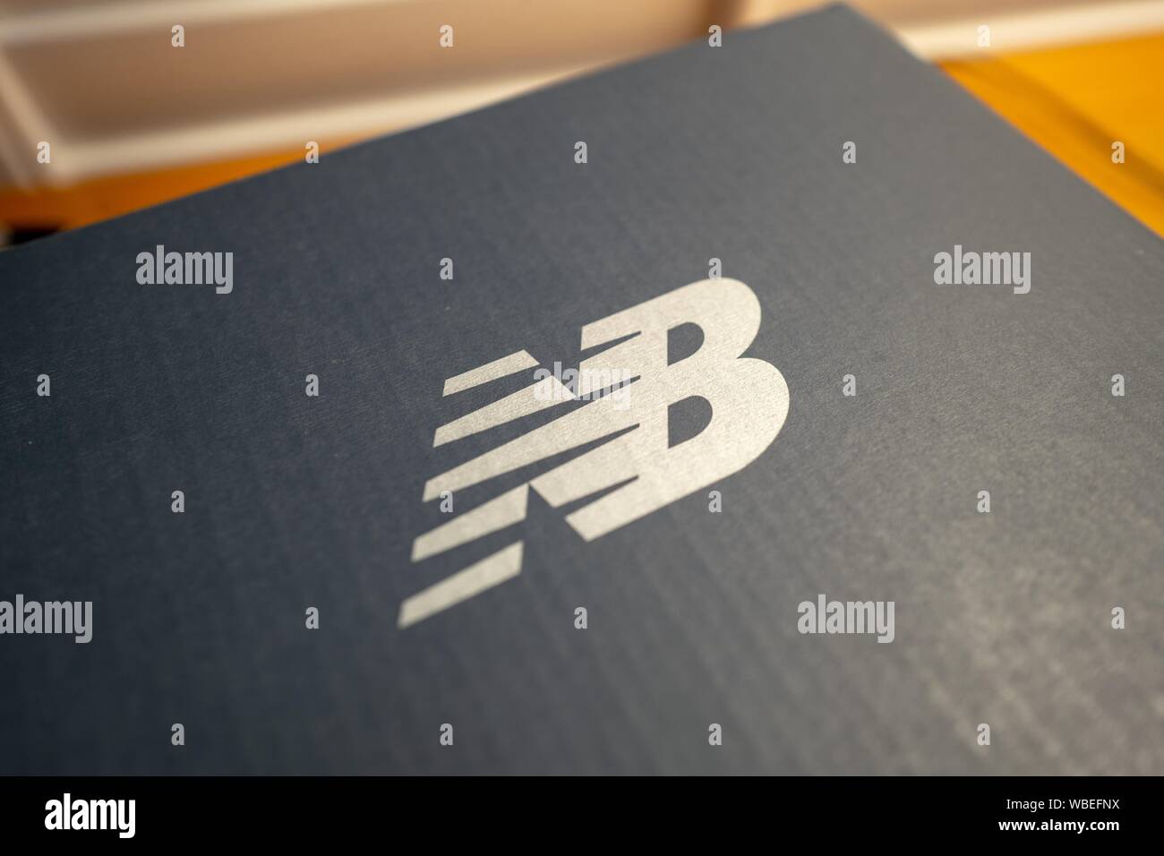 Close-up de logo pour entreprise de chaussures New Balance sur une boîte de  chaussure dans une chambre intérieure, le 22 août 2019 Photo Stock - Alamy