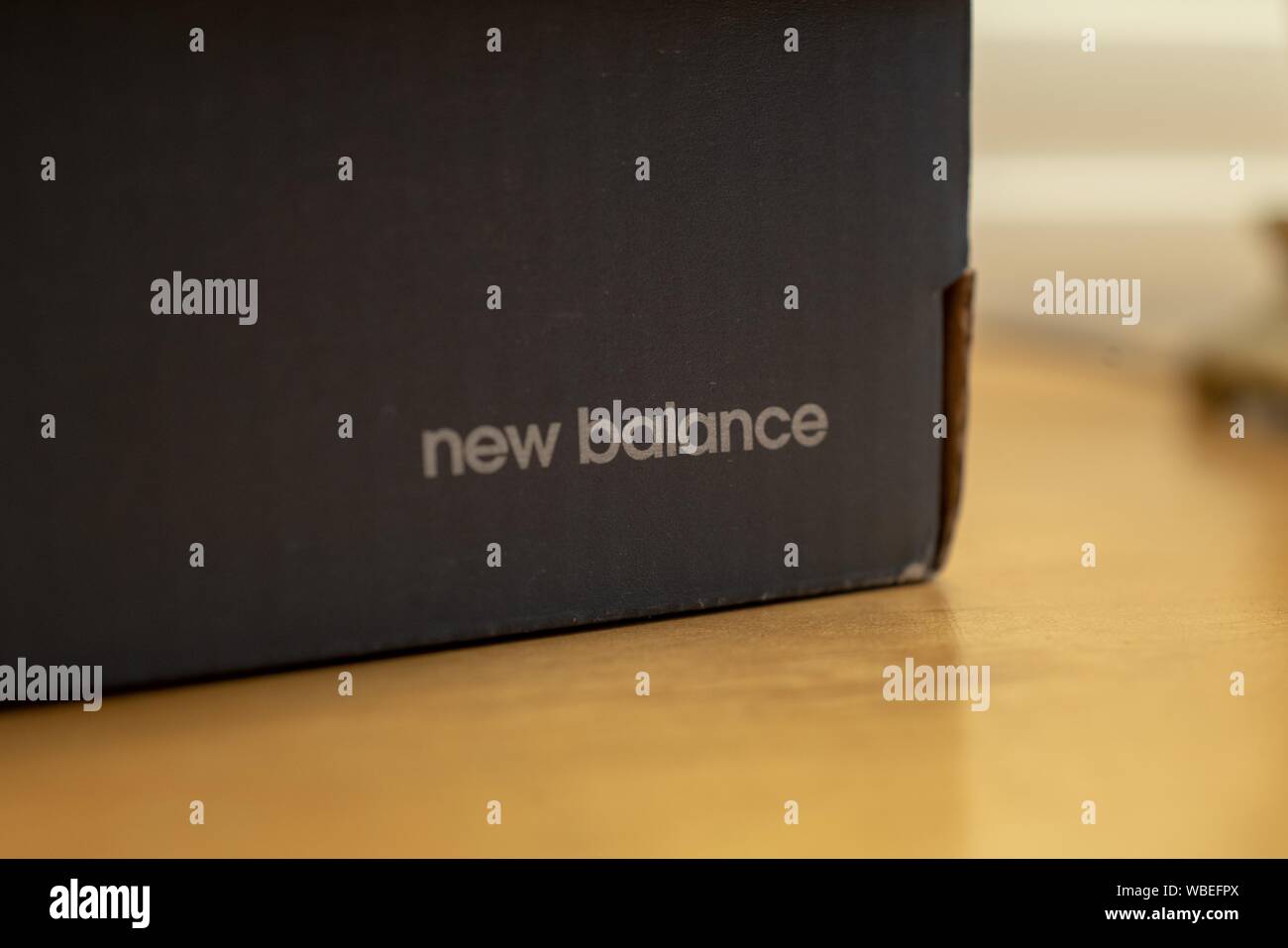 Close-up de logo pour entreprise de chaussures New Balance sur une boîte de chaussure dans une chambre intérieure, le 22 août 2019. () Banque D'Images