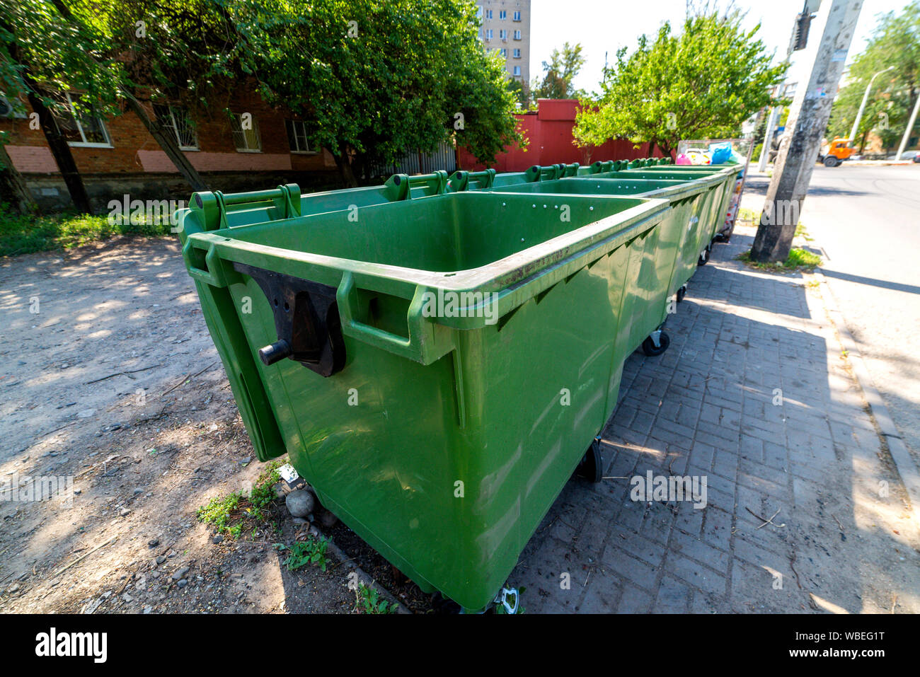 Un groupe de poubelles sur le côté de la route. Banque D'Images