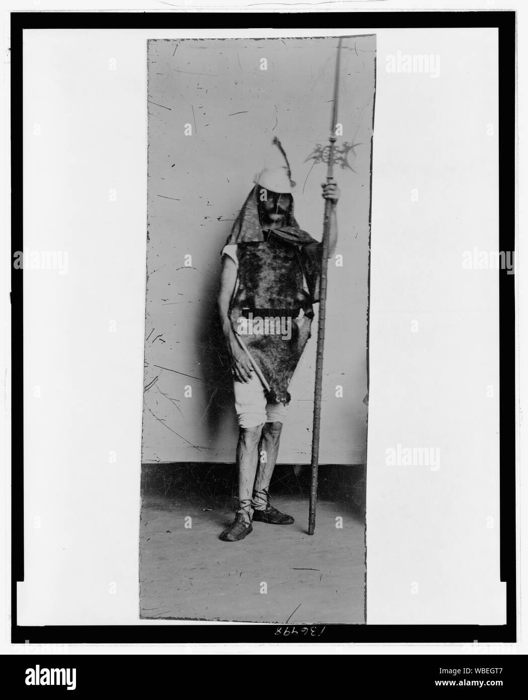 Portrait en pied d'un homme habillé comme un soldat médiéval( ?), debout tenant une hallebarde Abstract/moyenne : 1 tirage photographique : ferrotype. Banque D'Images