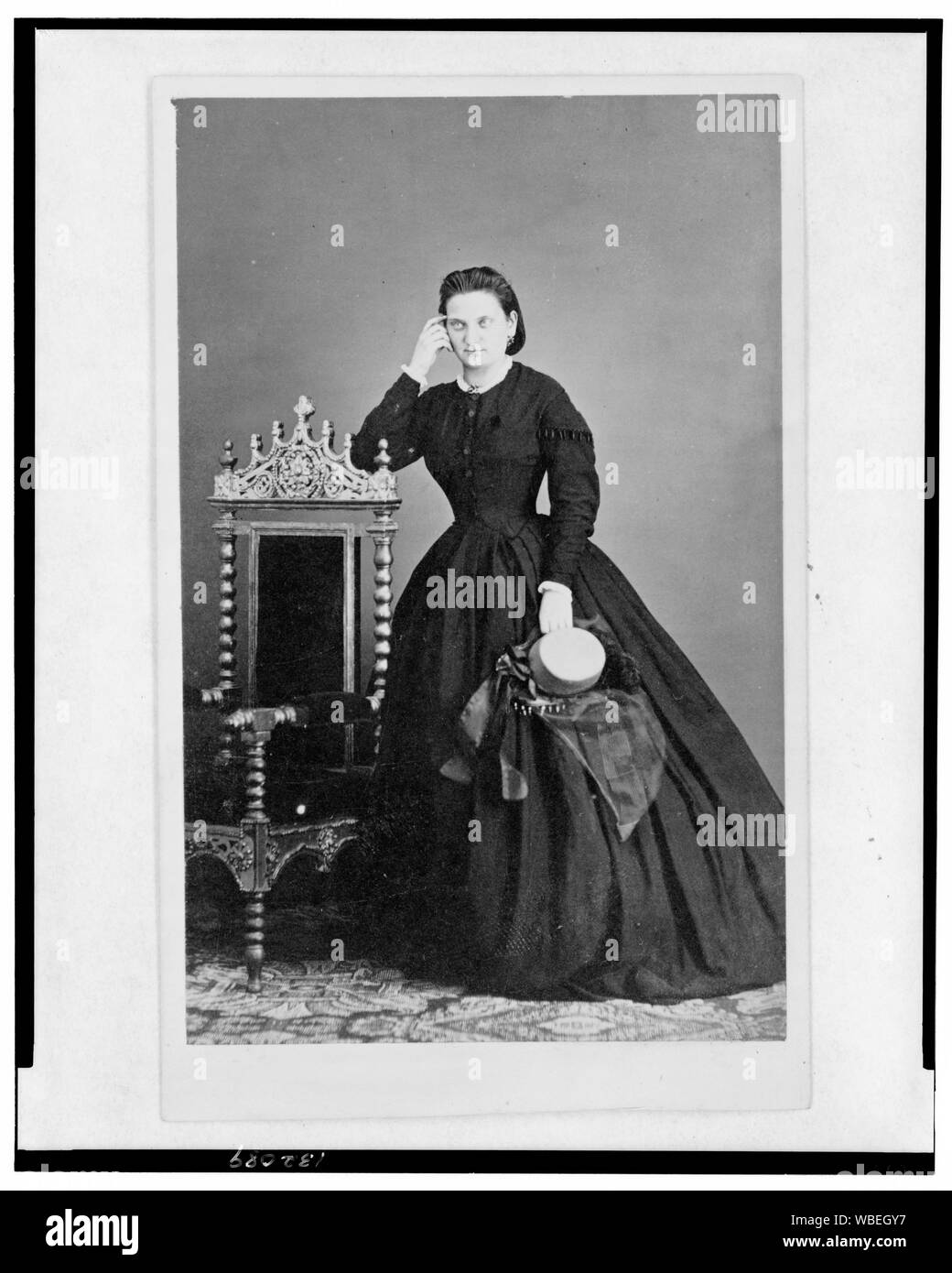 Portrait en pied d'une femme, debout, face à l'avant Résumé/moyenne : 1 impression photographique sur carte de visite mount : albumen. Banque D'Images
