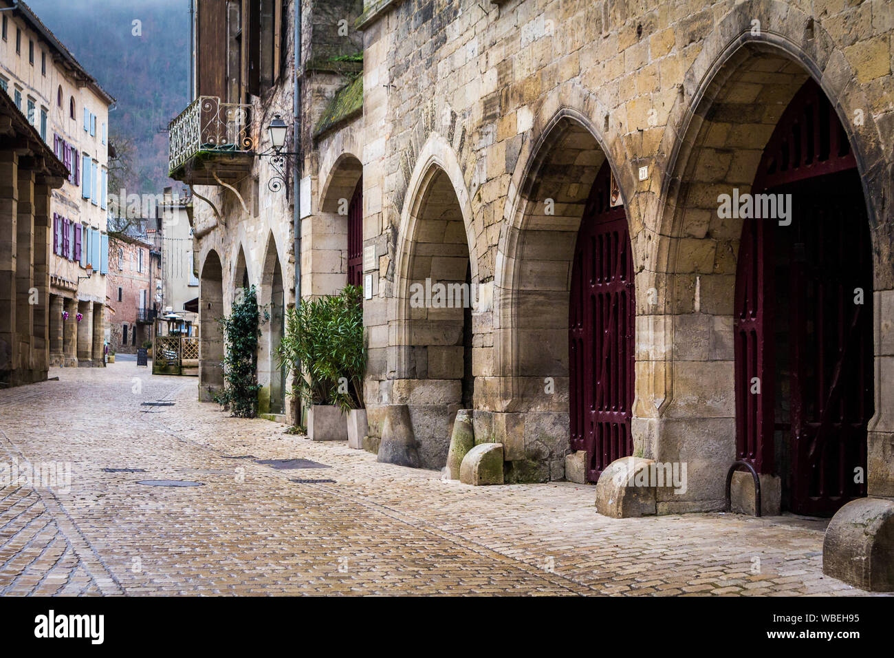 Saint-Antonin-Noble-Val, France - Janvier 08, 2013 : maisons, rues, river et de l'architecture du village Banque D'Images