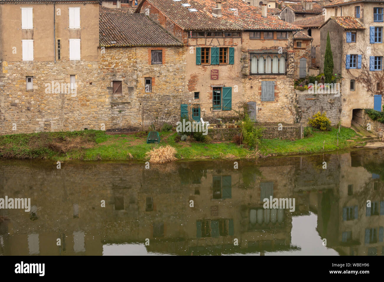 Saint-Antonin-Noble-Val, France - Janvier 08, 2013 : maisons, rues, river et de l'architecture du village Banque D'Images