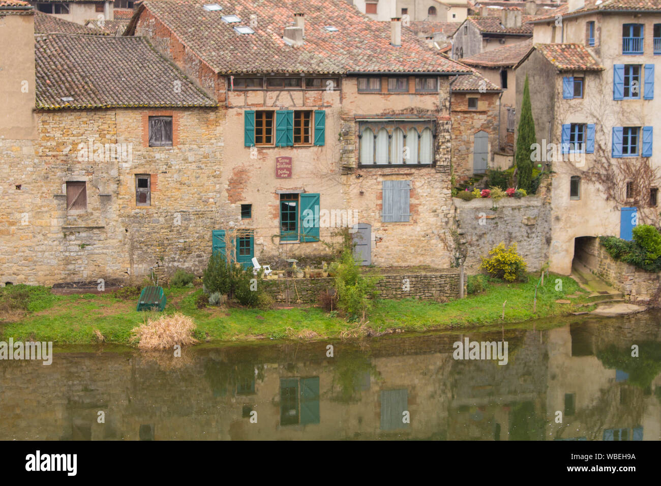 Saint-Antonin-Noble-Val, France - Janvier 08, 2013 : maisons, rues, river et de l'architecture du village Banque D'Images