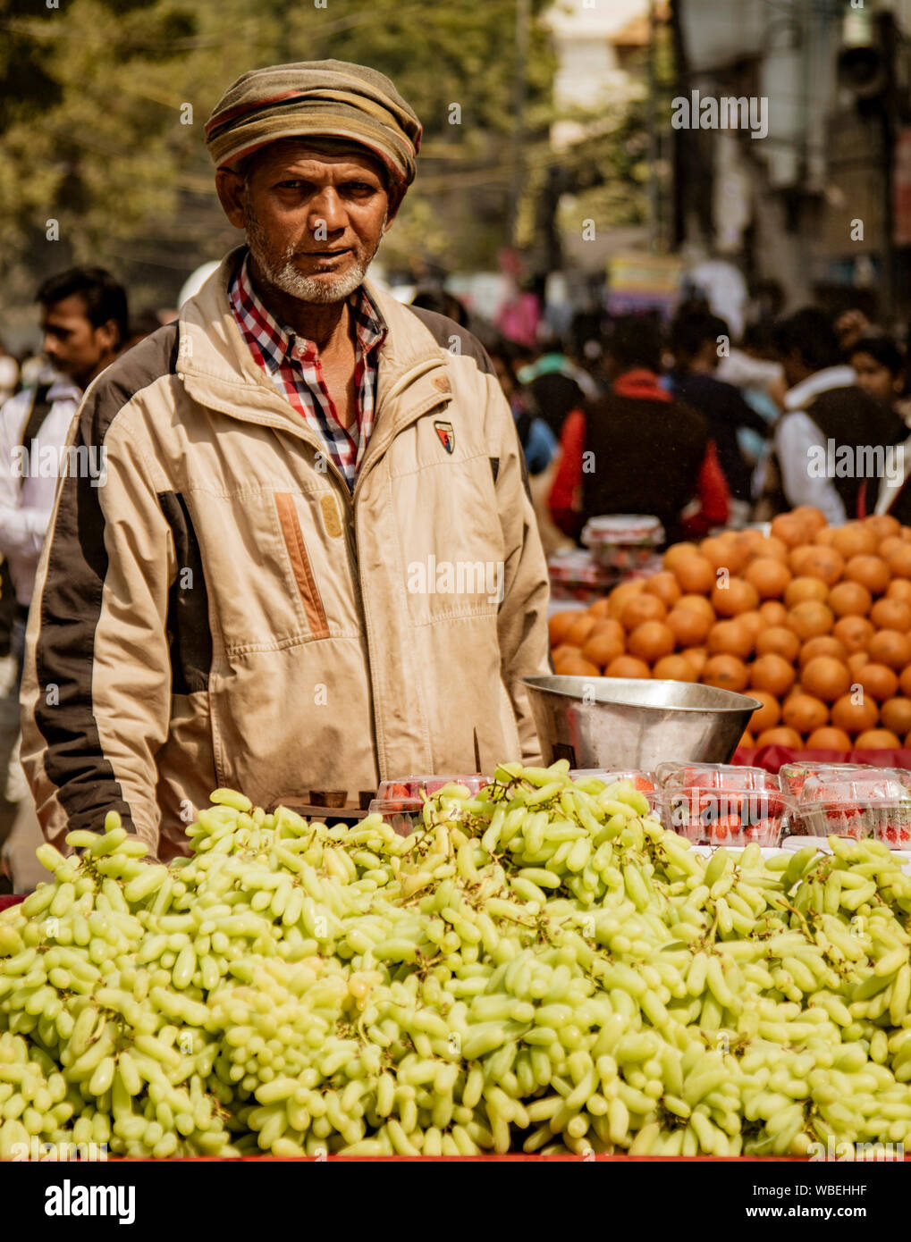 New Dehli, Inde, 19 févr. 2018 : l'homme vend des raisins dans le panier de la rue en Inde Banque D'Images