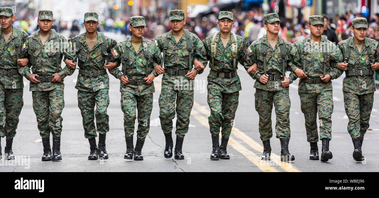 Ambato, ÉQUATEUR - Dec 15, 2015 Les soldats de l'armée - route dégagée par la marche dans les bras de l'avant du défilé de carnaval Banque D'Images