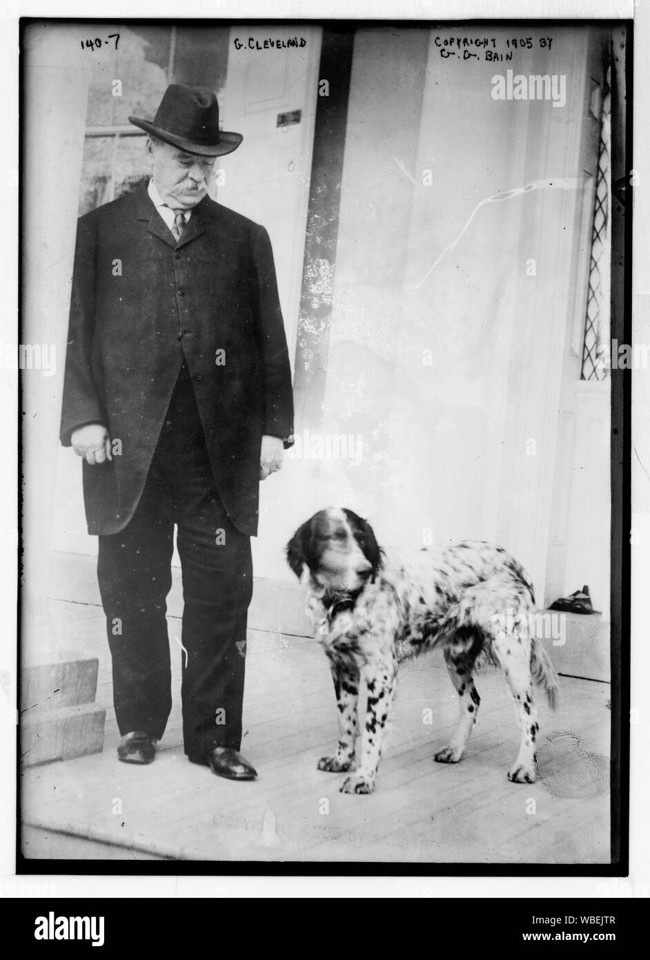 G. Cleveland, debout avec chien Abstract/moyenne : 1 négatif : vitrage ; 5 x 7 in. ou moins. Banque D'Images