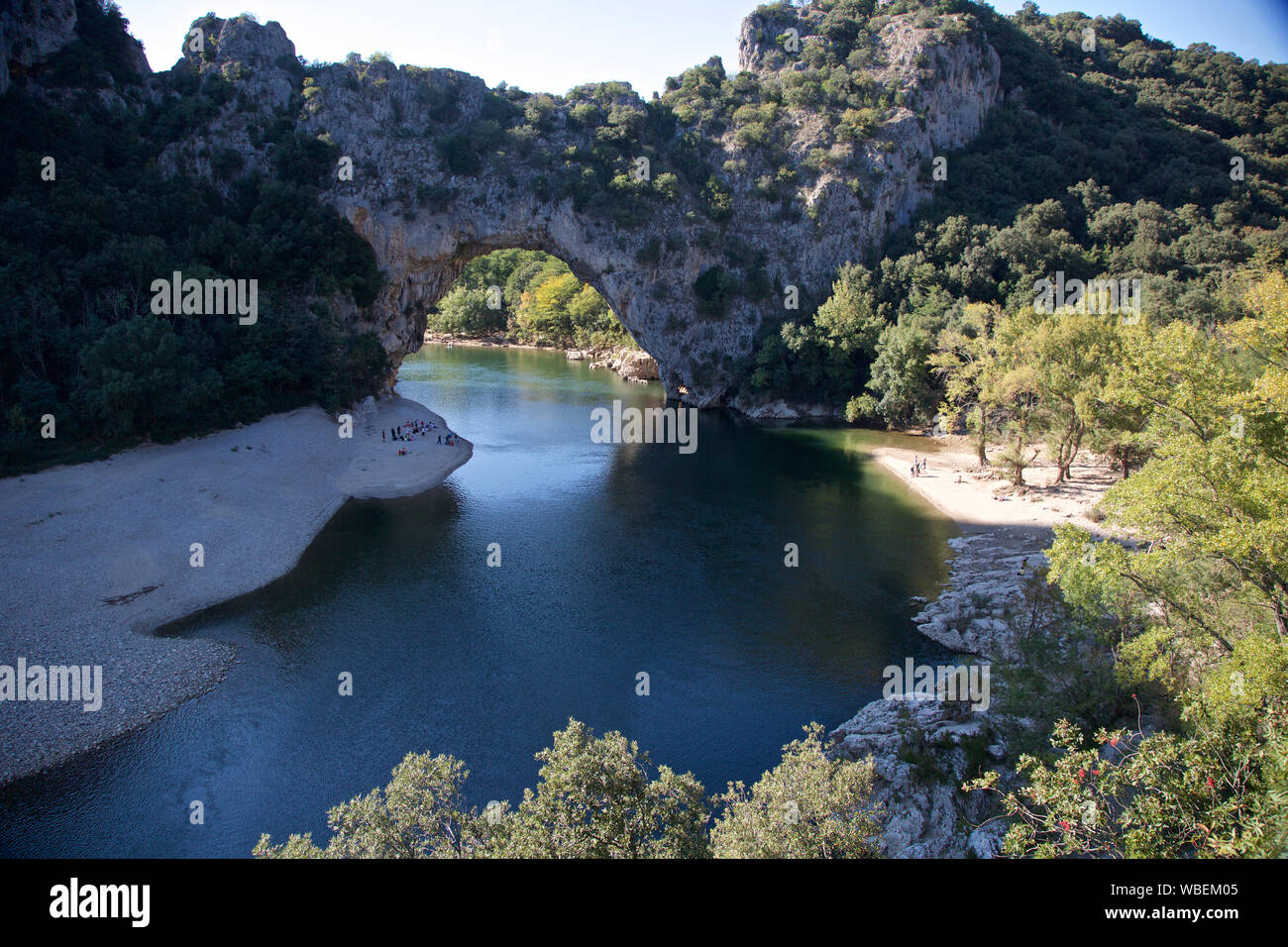 Le Pont d'Arc, le pont de pierre sur la rivière Ardèche, dans le sud de la France. Banque D'Images