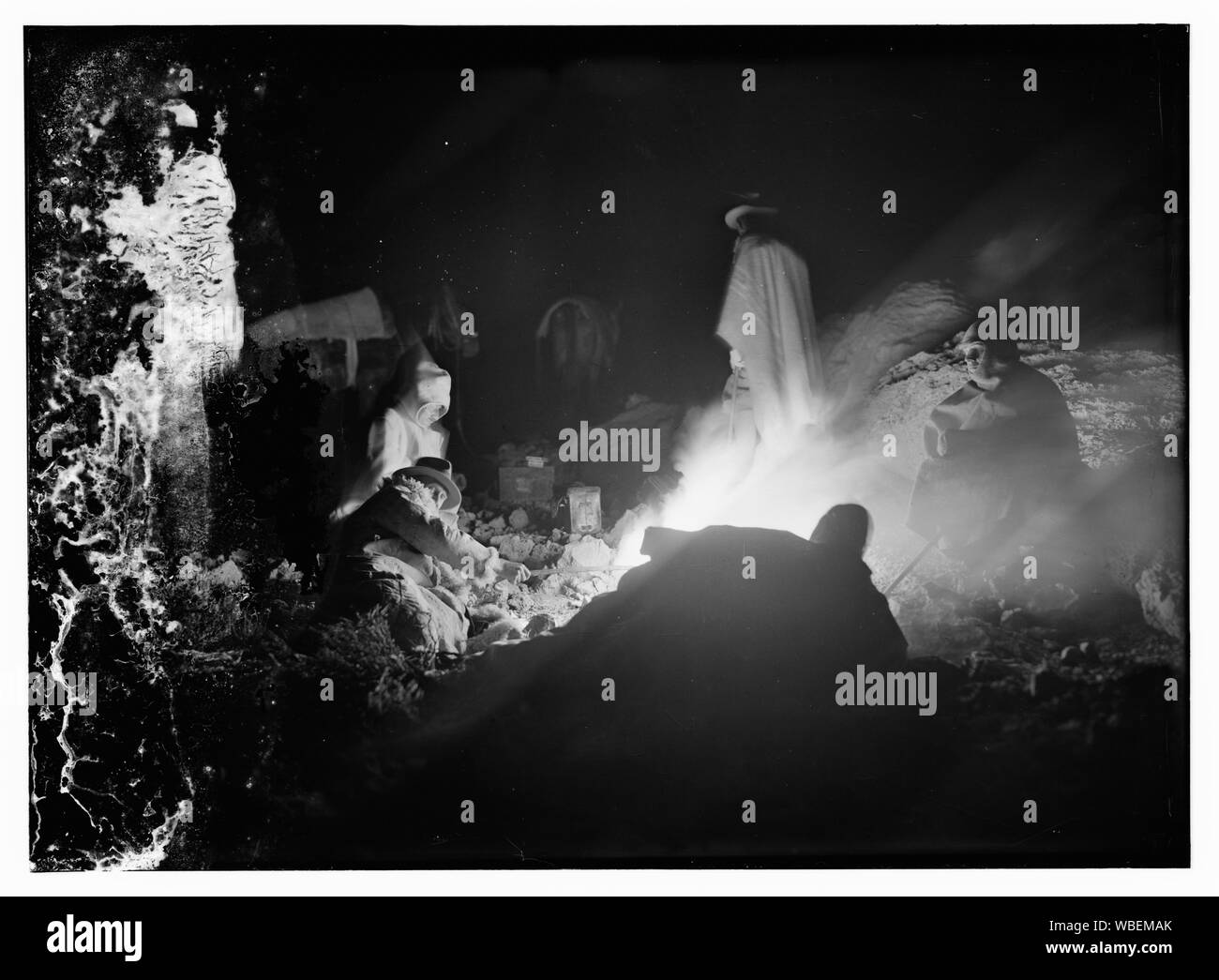 G.E.M. [C.-à-d., G. Eric Matson] attisant un feu haut Mt. L'Hermon Abstract/medium : G. Eric et Edith Matson Photograph Collection Banque D'Images
