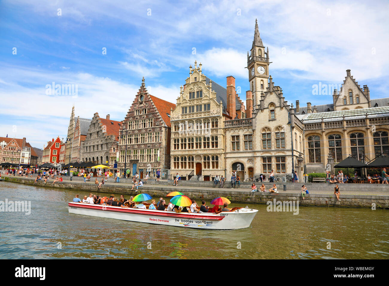 Graslei quay et la rivière de la Lys avec bâtiments médiévaux dont la Vrije Schippers Guildhall, Gand, Belgique Banque D'Images