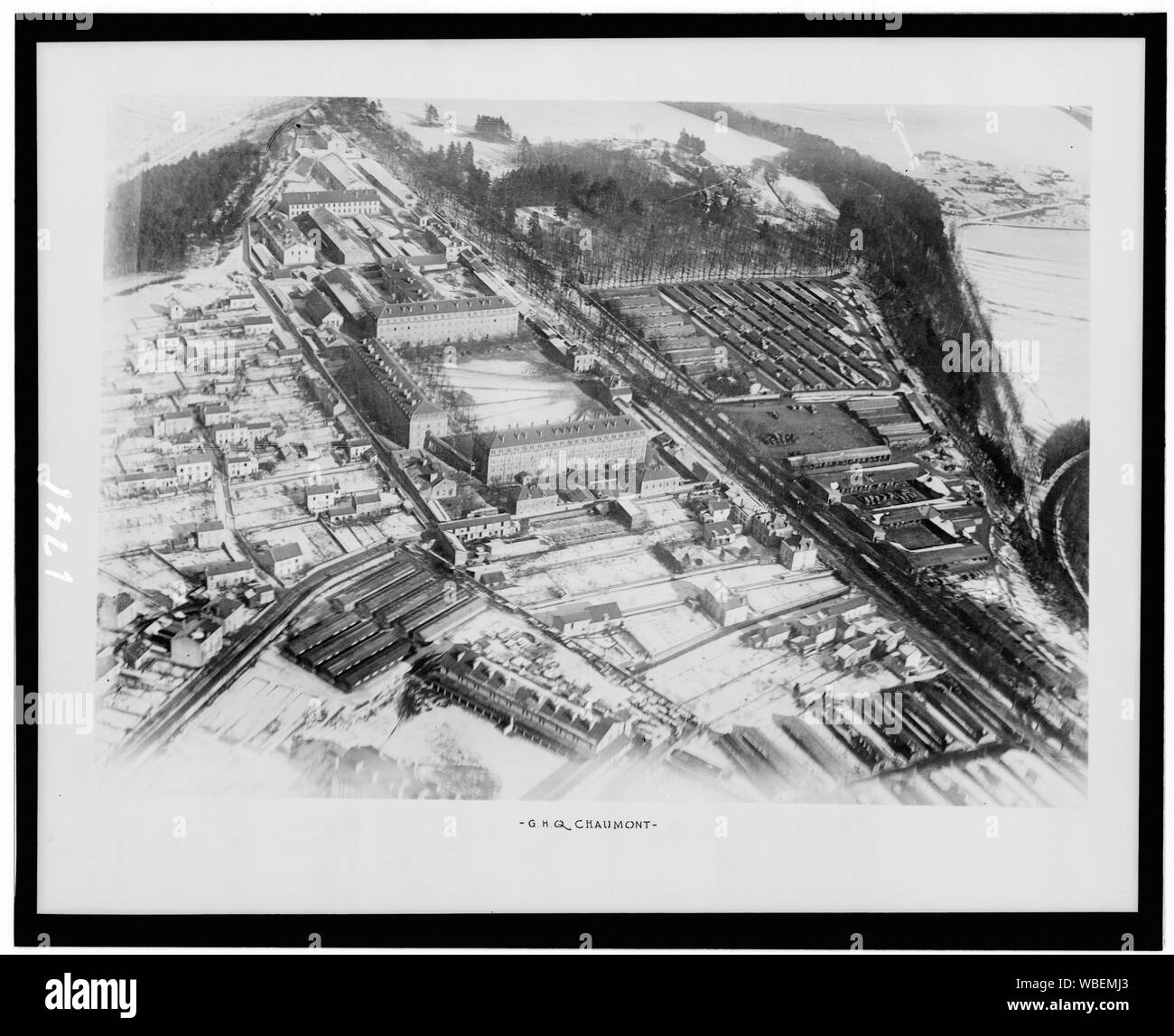 Gqg Chaumont Abstract/moyenne : 1 photographie : argentique ; image 27,6 x 39,1 cm, 39,1 x 49,3 cm fiche technique, à la page 43 x 54 cm. Banque D'Images