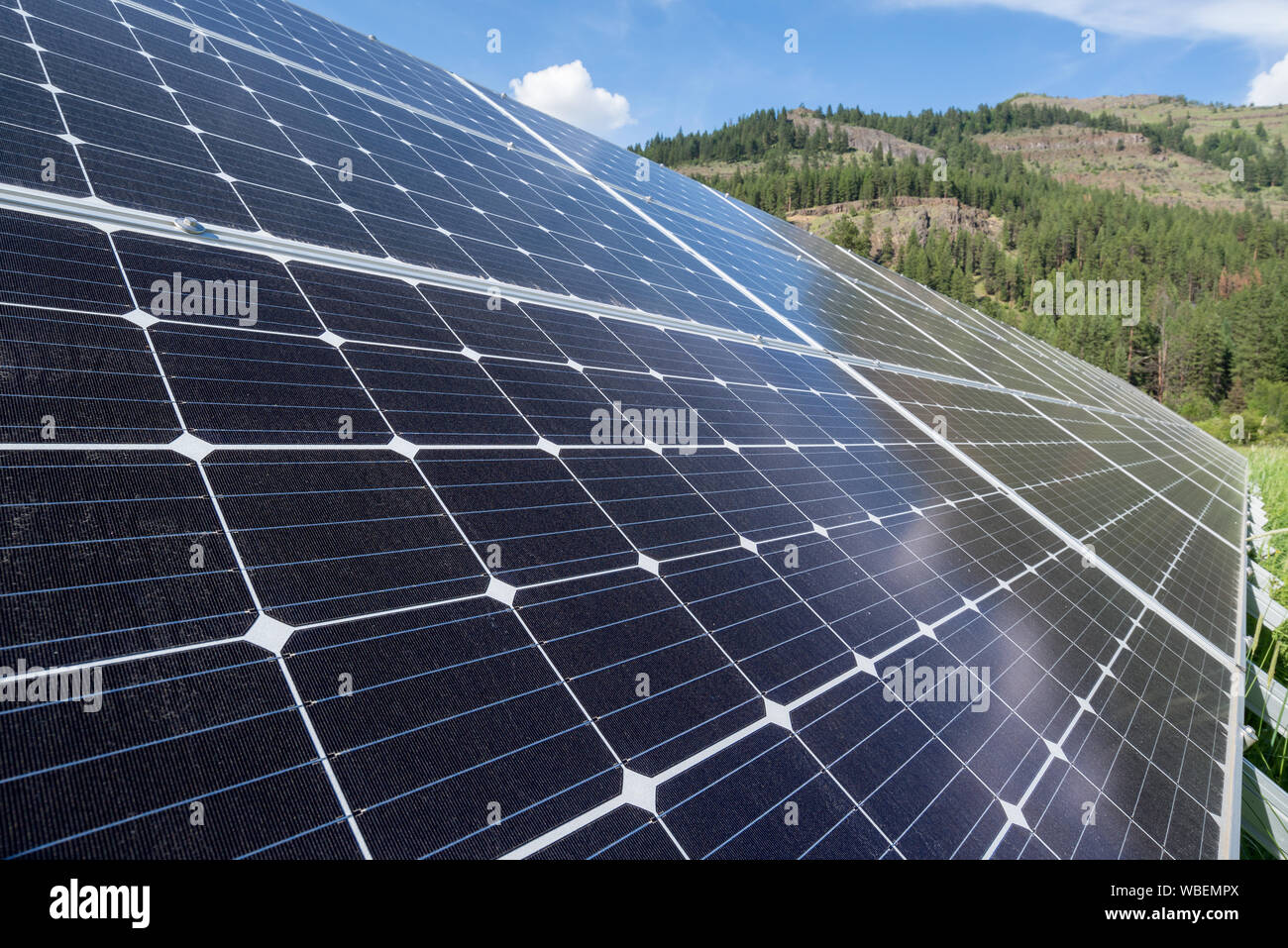 Panneaux solaires à l'Minam River Lodge dans les montagnes de l'Oregon Wallowa. Banque D'Images