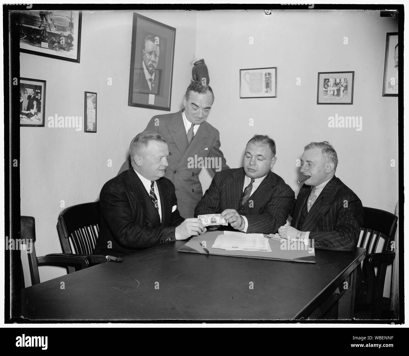 Galento met en place 10-grand remarque comme défi de Joe Louis. Washington, D.C., 9 novembre. Roly Poly Tony Galenton aujourd'hui déposés auprès de la Commission de la Boxe D.C. dix mille dollars comme un défi à la Joe Louis pour un match de championnat. Revendications Tony Joe Louis a manqué sur lui quand il a accepté une rencontre avec John Henry Lewis à la place. De gauche à droite -- Le secrétaire de séance Harvey L. Miller de la D.C., Commission de boxe - Tony Galento, Joe Jacobs, son manager. L'article est Herman Taylor, promoteur de Philadelphie dont les listes combat entre Galento et Louis a été reportée en raison de la maladie de Tony, 11/9/38 Abstract/m Banque D'Images