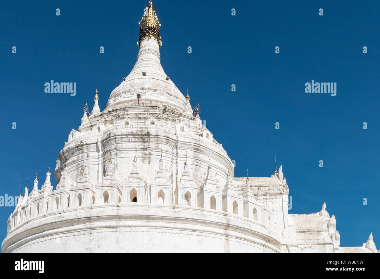Photo horizontale du haut de la Pagode Hsinbyume bouddhiste, l'un des monument du Myanmar, situé à proximité de Mandalay Banque D'Images