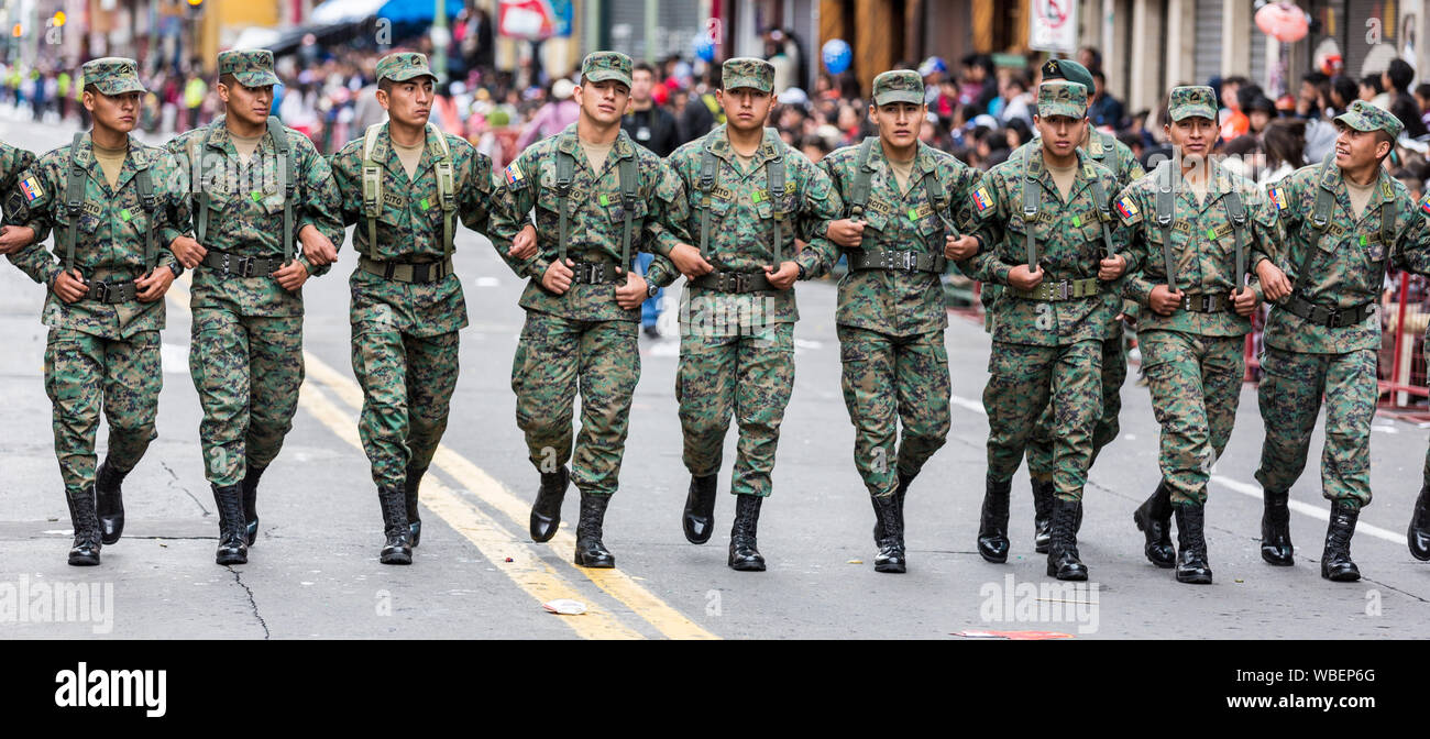 Ambato, ÉQUATEUR - Dec 15, 2015 Les soldats de l'armée - route dégagée par la marche dans les bras de l'avant du défilé de carnaval Banque D'Images