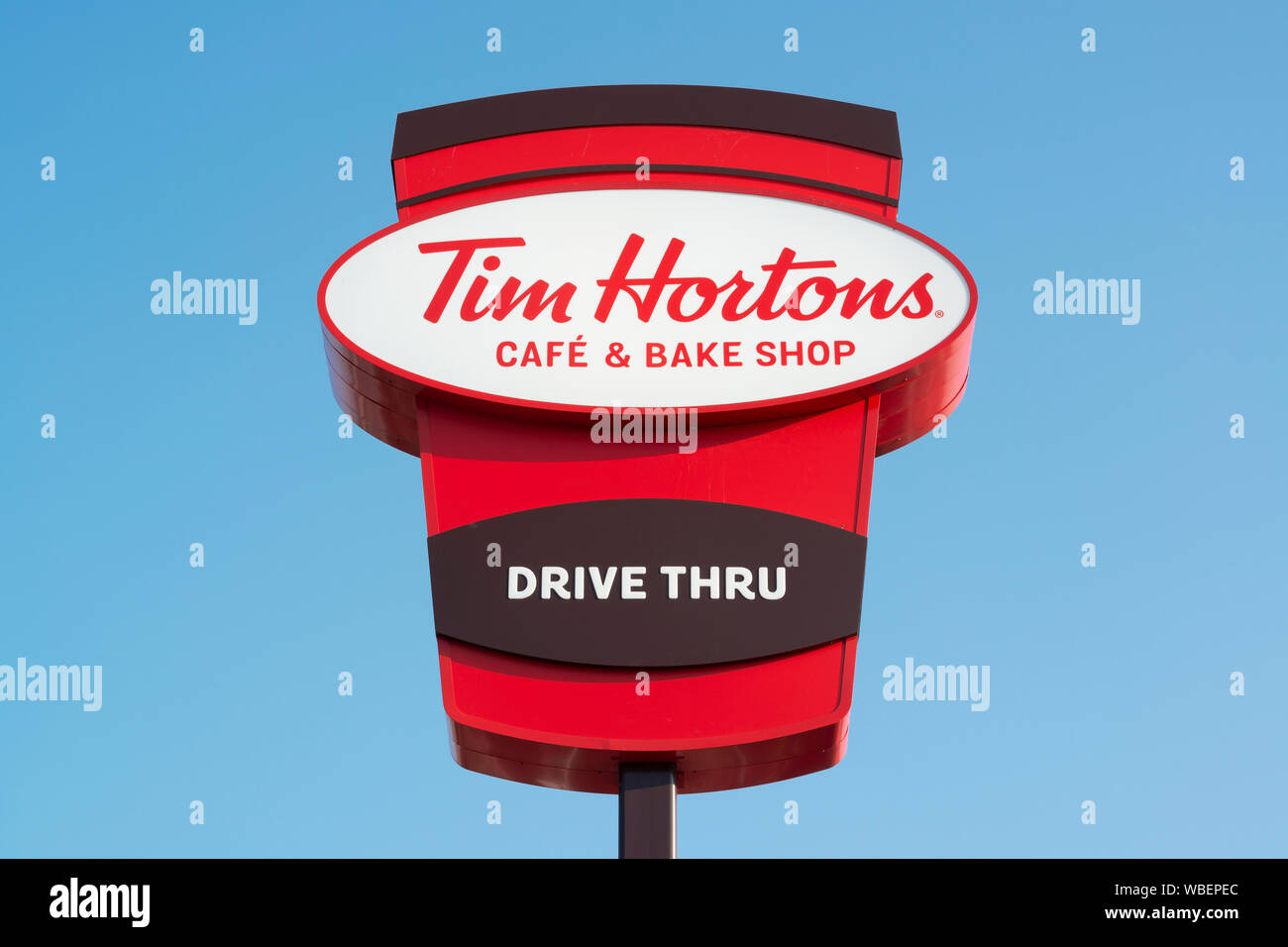 Une signalisation indiquant la direction de drive-in le café Tim Hortons et Bake shop situé sur Bury New Road à Manchester, au Royaume-Uni. Banque D'Images