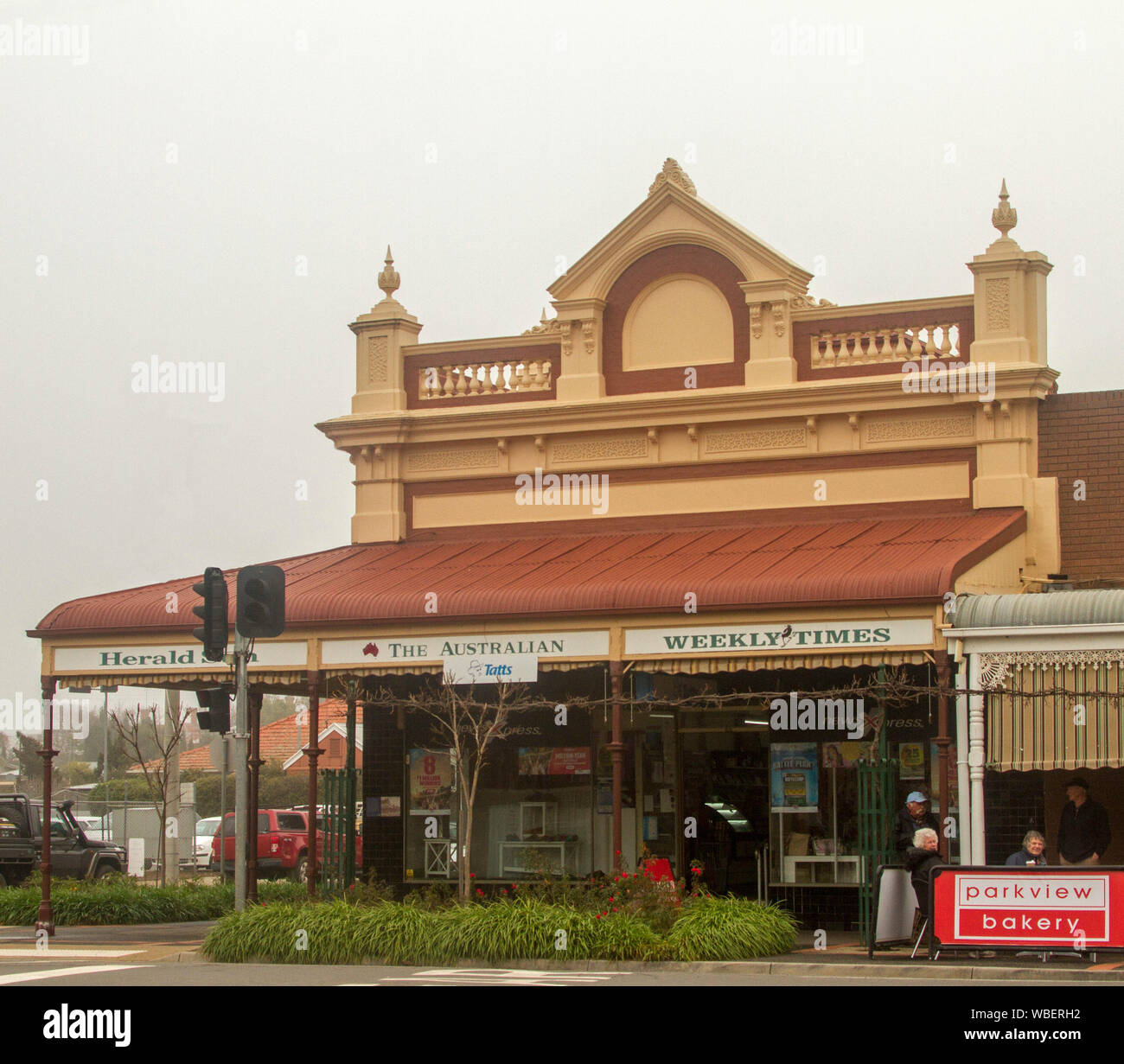 Façade ornée d'une grande boutique historique, maintenant un marchand, dans la rue principale à St Arnaud Victoria Australie Banque D'Images