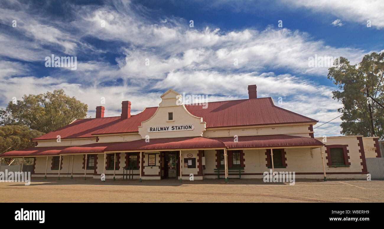 Vue panoramique de la gare historique élégant, fin de Pitchi Ritchi ligne de chemin de fer, sous ciel bleu zébré de nuages à Quorn Australie du Sud Banque D'Images