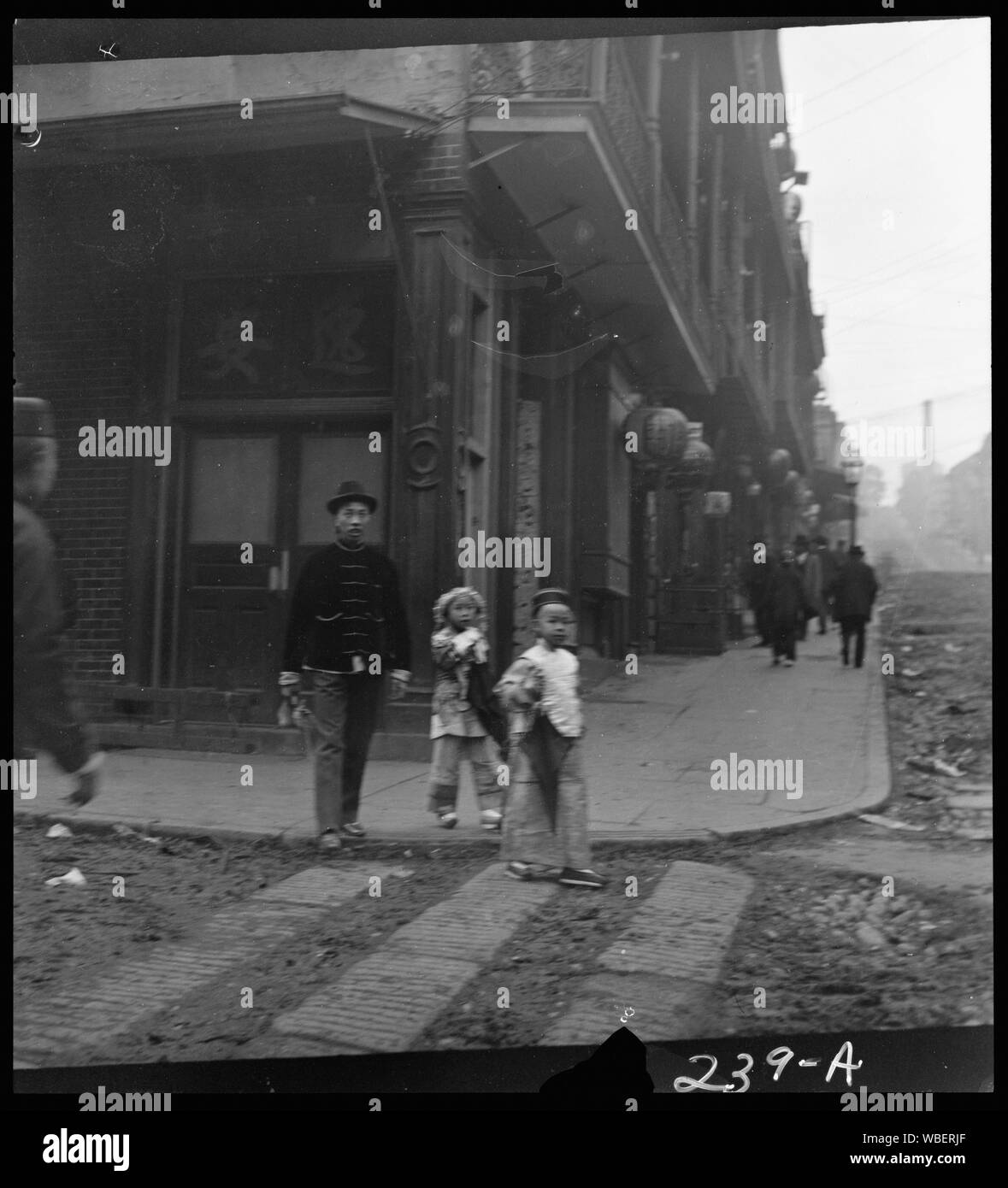 Gambling Hall, Jackson Street corner, Chinatown, San Francisco Abstract/medium : Genthe, Arnold, 1869-1942, photographe. Banque D'Images