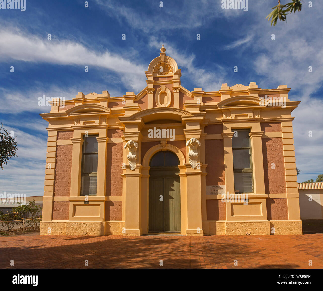Décoration magnifique et pittoresque du xixe siècle historique de ville sous ciel bleu zébré de nuages à Quorn, Australie du Sud Banque D'Images