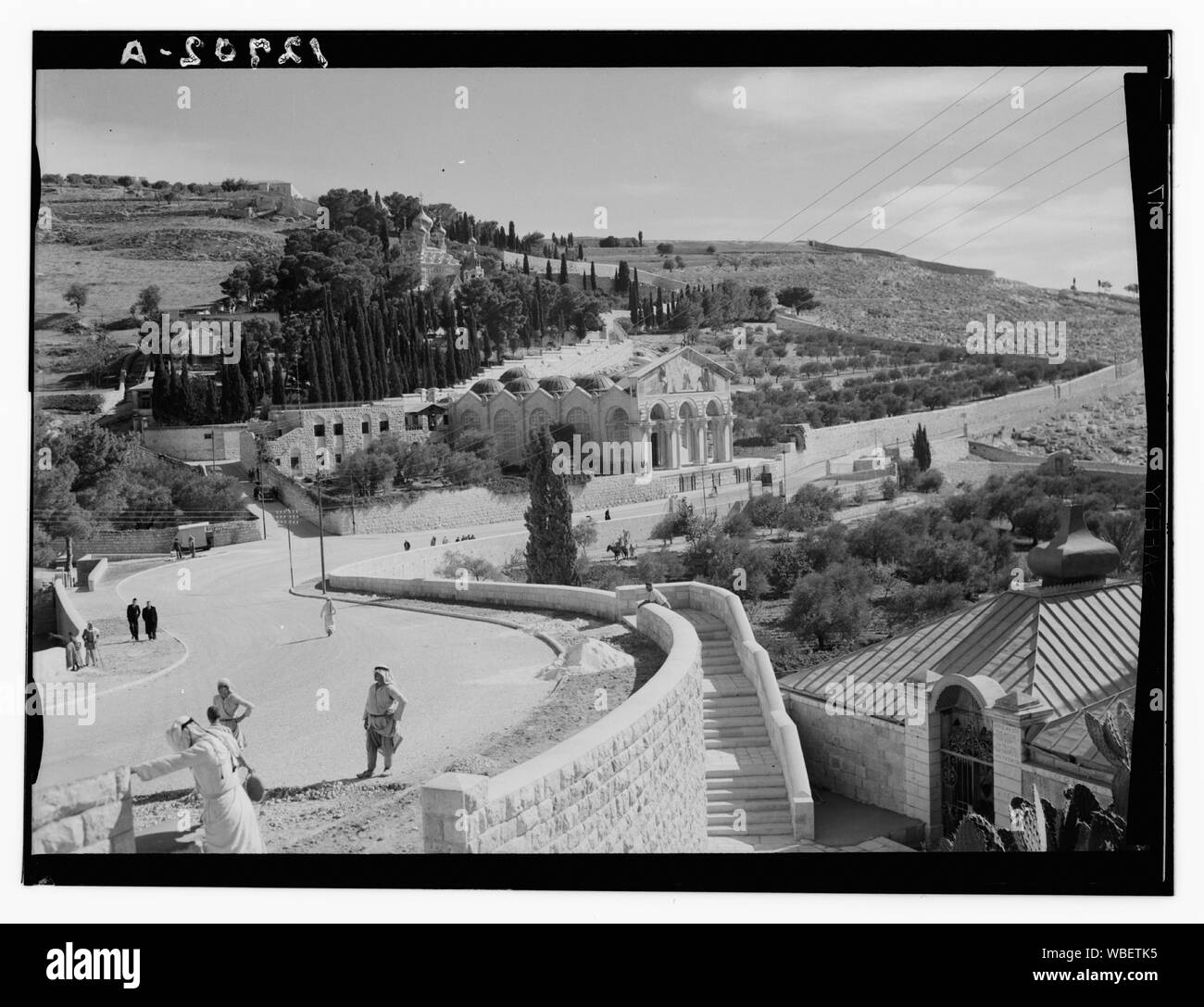 Jardin de Gethsémané et pentes d'Olivet avec nouvelle route, belle route de courbe Abstract/medium : G. Eric et Edith Matson Photograph Collection Banque D'Images