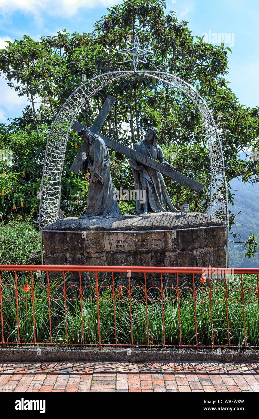 BOGOTA, COLOMBIE - le 25 janvier 2014 : Sculpture représentant le moment où Jésus est aidé par Simon de Cyrène, en haut de Monserrate. Banque D'Images