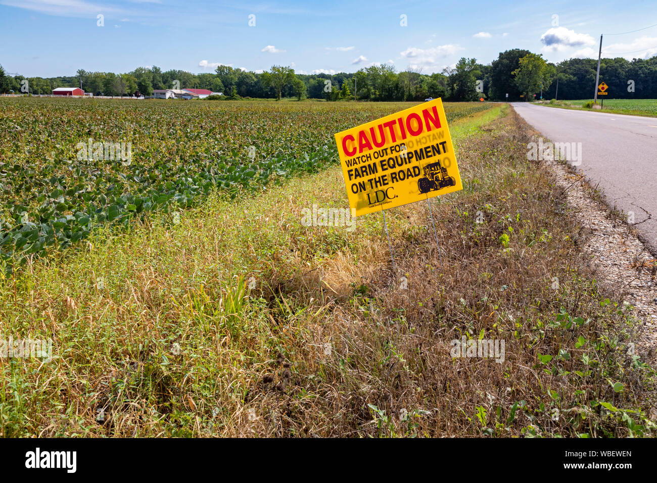 Trois chênes, Michigan - un signe met en garde les automobilistes à faire attention à l'équipement agricole sur une route rurale. Banque D'Images