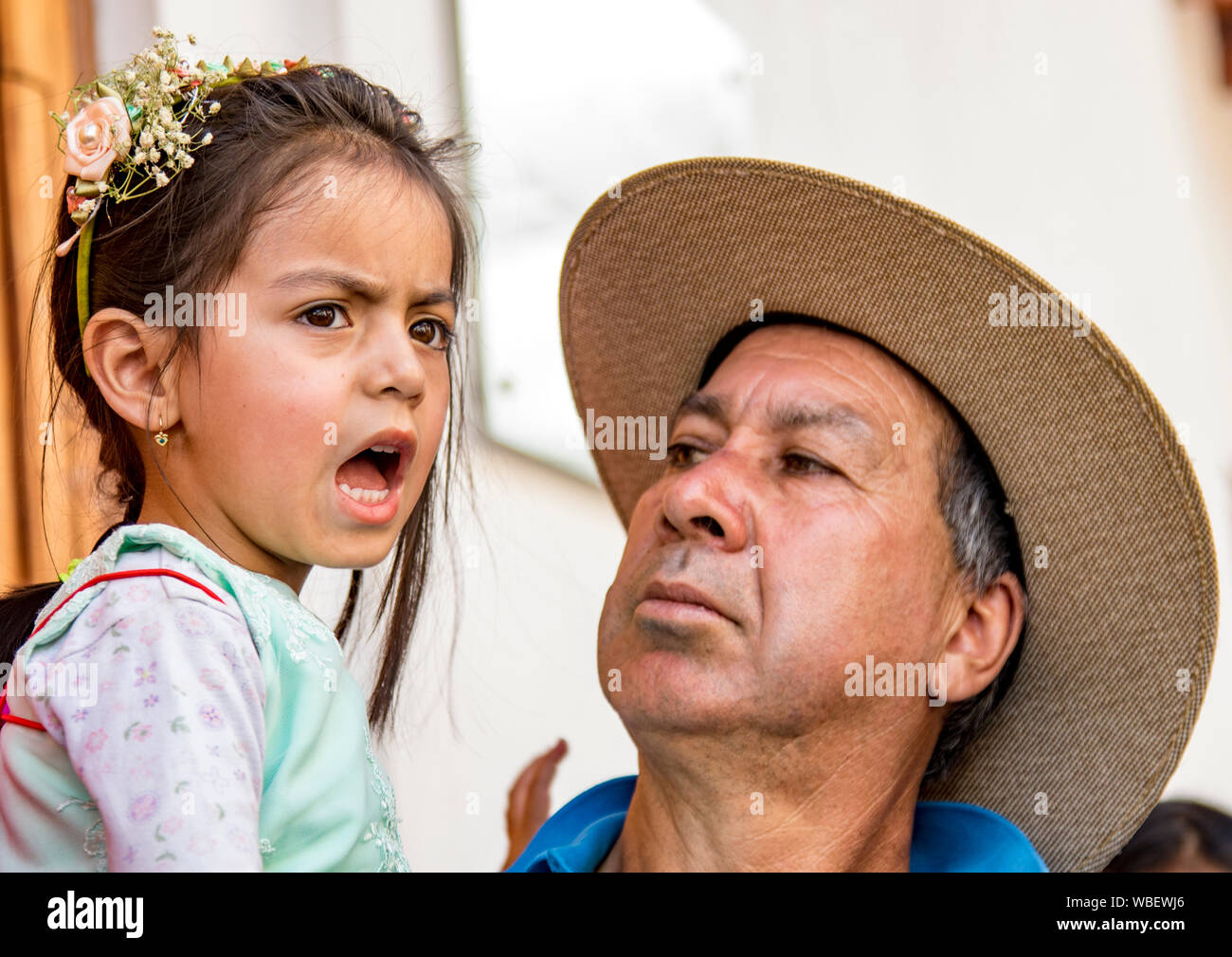 Cuenca, Équateur le 24 déc 2017 - père réagit à sa fille malheureuse, qui est habillé pour l'assemblée annuelle de pase Nino parade de Noël Banque D'Images