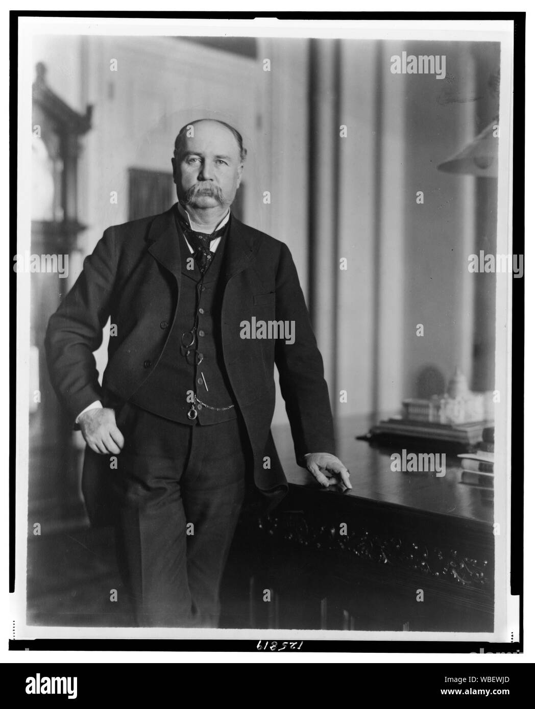 Garrett A. Hobart, trois-quarts portrait, debout, face à l'avant Résumé/moyenne : 1 tirage photographique. Banque D'Images