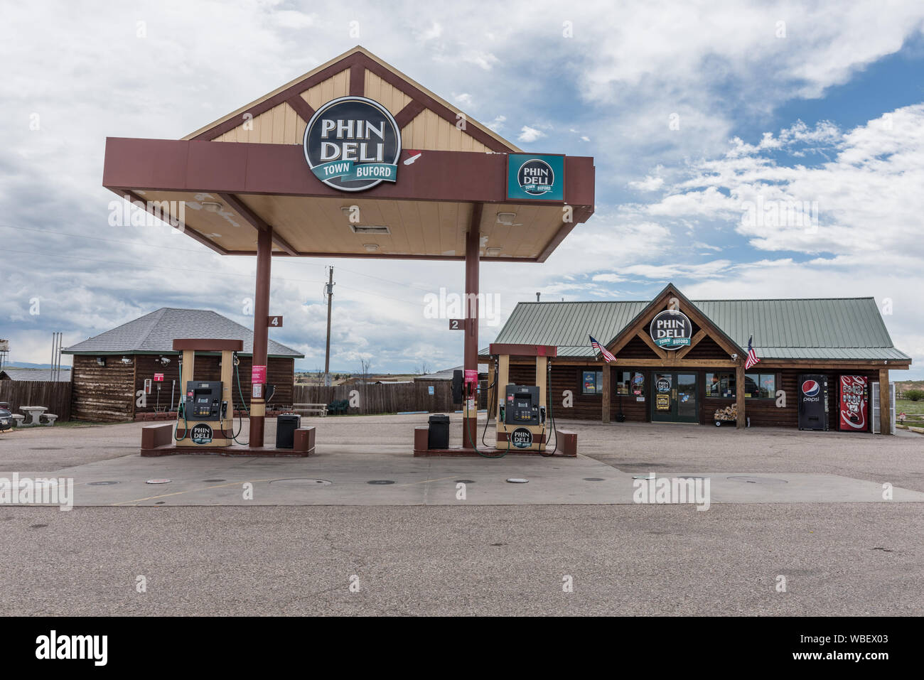 Pompe à essence à l'île en Phin-Deli l'attraction-ville de Buford en milieu rural le comté d'Albany, Wyoming Banque D'Images