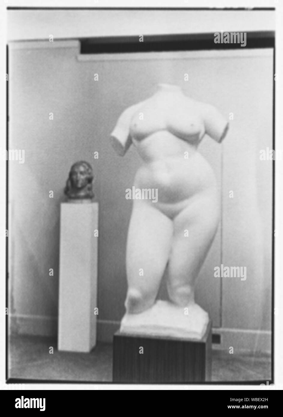 Gaston Lachaise, exposition au Musée d'art moderne. abstract/medium : Gottscho-Schleisner Collection Banque D'Images