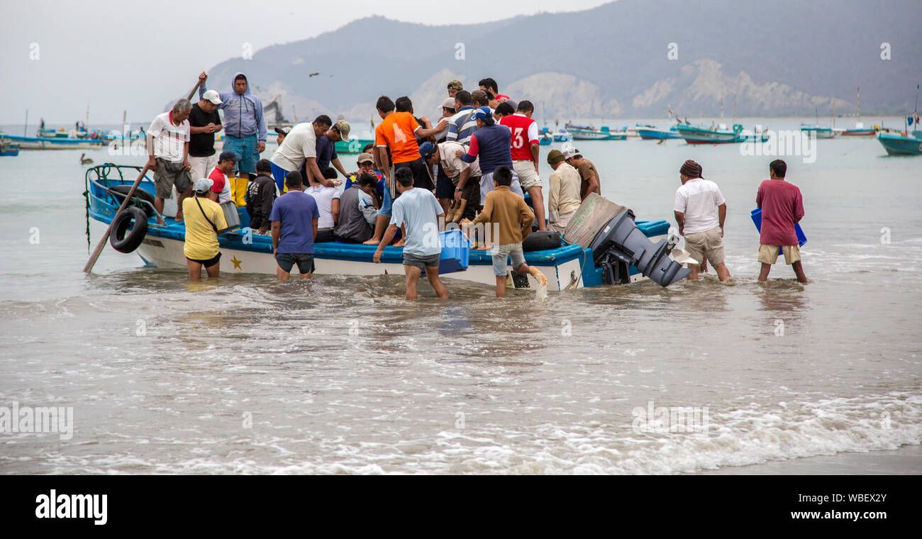 Puerto Lopez, ÉQUATEUR - Nov 26, 2012 : l'essaim des travailleurs petit bateau de pêche pour décharger ses prises Banque D'Images