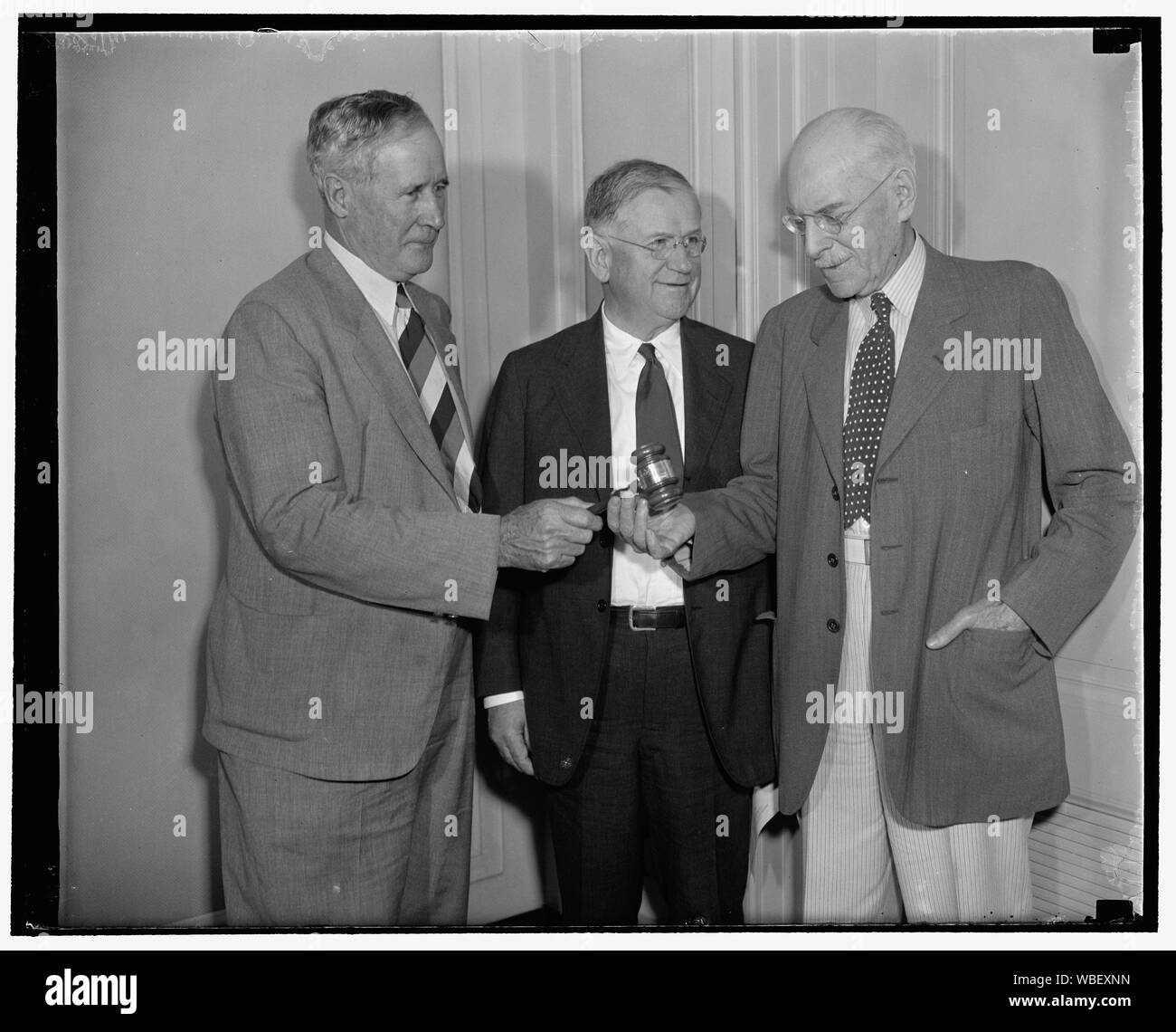 Gavel présenté à l'auteur de la première législation sur le contrôle des pâturages. Washington, D.C., le 29 juin. Cinq années de réalisations de conservation en vertu de la Loi sur le pâturage Taylor de 1934 a été signalé aujourd'hui par le secrétaire de l'intérieur Harold Ickes dans la présentation d'un marteau historique à Rempl. Edward T. Taylor, du Colorado, auteur de la première loi fédérale sur le contrôle du pâturage. Le maillet est fabriqué à partir de bois de noix coupées du domaine public et porte une plaque d'argent du Nouveau Mexique. De gauche à droite : Richard H. Rutledge, Directeur du Département de l'intérieur le pâturage, Harold Ickes, Secrétaire et rempl. Taylor Abstr Banque D'Images