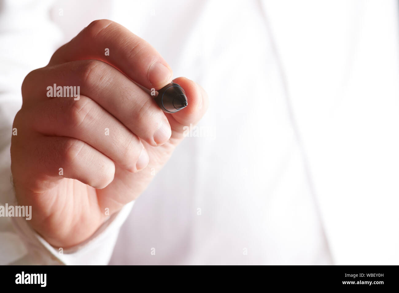 L'homme en chemise blanche tenir stylo pour la signature numérique vue rapprochée Banque D'Images