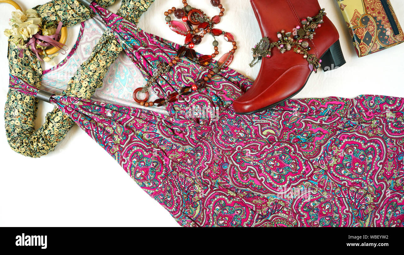 Sur-tendance Boho Chic fashion télévision mise en page avec des fleurs rose rouge robe d'été et d'accessoires. Banque D'Images
