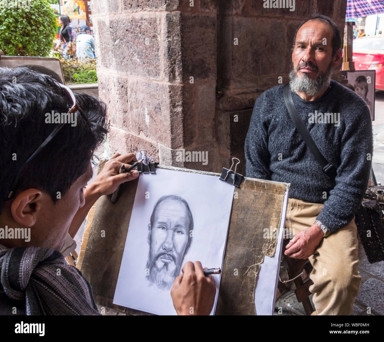 Ambato, ÉQUATEUR - Dec 15, 2015 - artiste de rue attire l'portrait d'un homme Banque D'Images