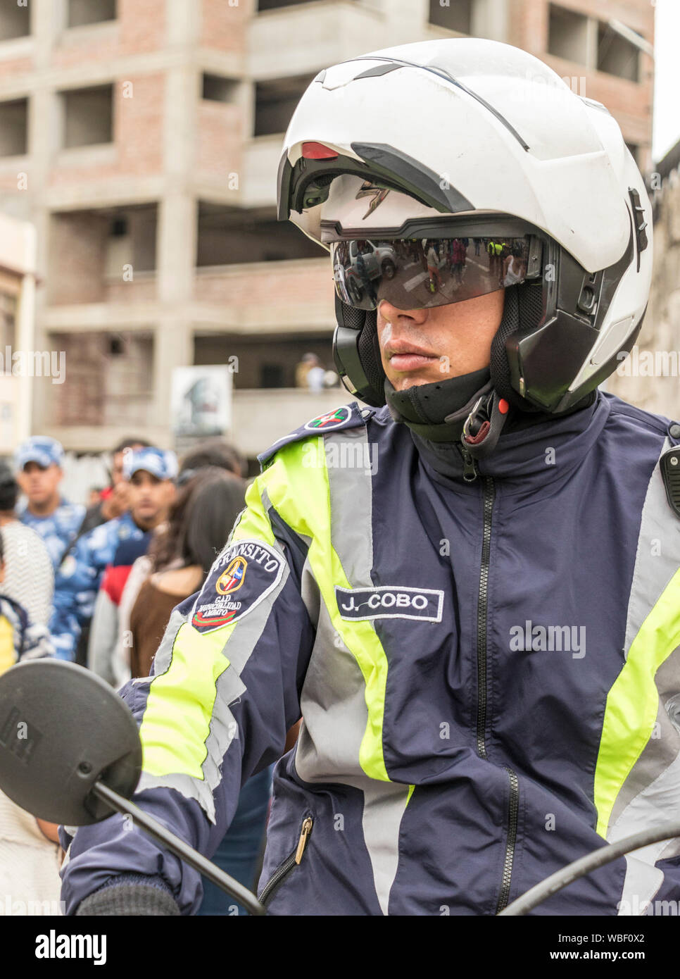 Ambato, ÉQUATEUR - Dec 15, 2015 Moto - policier monte la garde durant Carnaval parade Banque D'Images