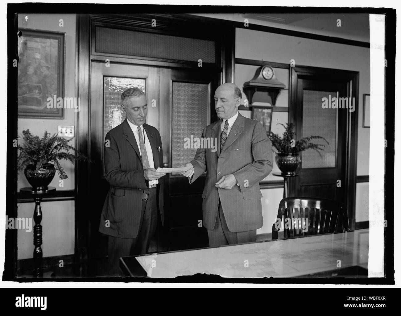 Le général Frank T. Hines contribue au Fonds de dotation de l'American Legion, 22/06/25 Résumé/moyenne : 1 négatif : vitrage ; 5 x 7 in. ou moins Banque D'Images