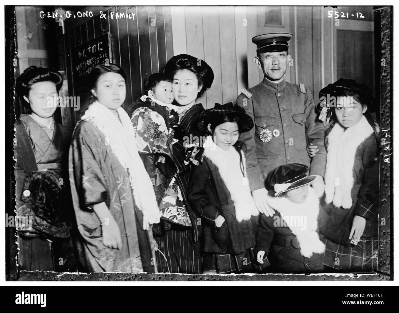 Général G. Ono & family Abstract/moyenne : 1 négatif : vitrage ; 5 x 7 in. ou moins. Banque D'Images