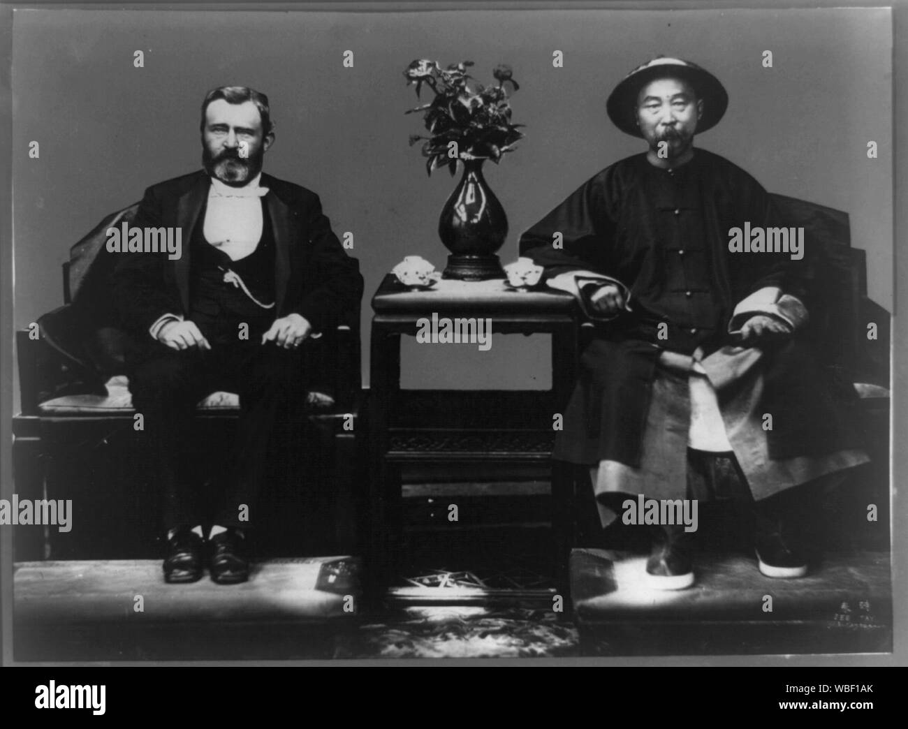 Le général Grant et Li Hung Chang, Vice-roi de la Chine, prises au janvier 1879 Tientsin / Voir Tay, photographe. Abstract/moyenne : 1 photographie : print ; feuille 24 x 30 cm. Banque D'Images