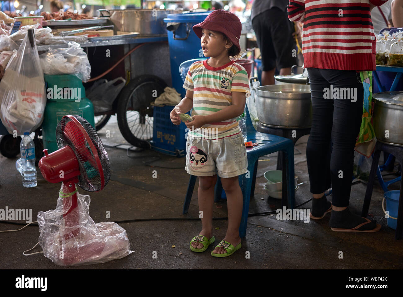 Surpris de voir sur le visage d'un jeune enfant apparemment dans la crainte de son entourage. Marché Thaïlande Asie du sud-est Banque D'Images