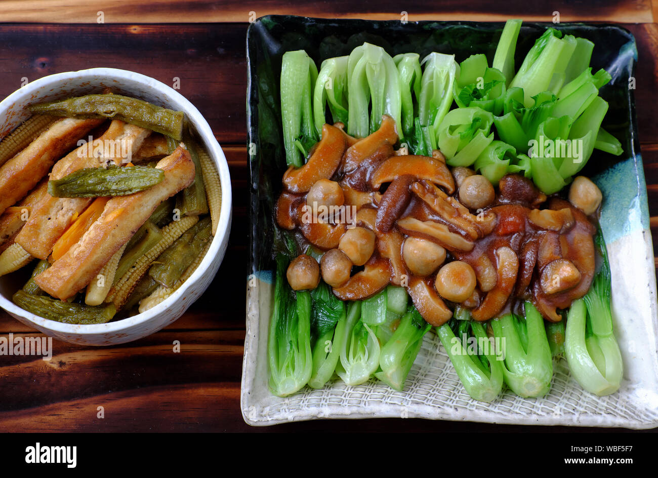 Vue supérieure simple repas pour les végétaliens, bok choy vert frais avec sauce aux champignons, une nourriture saine à base de légumes, un plat végétarien que bon pour la santé Banque D'Images