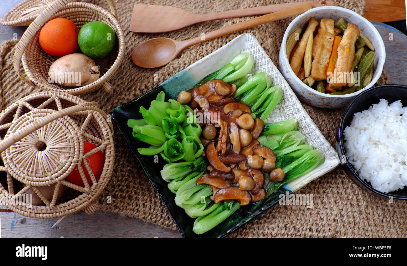 Vue supérieure simple repas pour les végétaliens, bok choy vert frais avec sauce aux champignons, une nourriture saine à base de légumes, un plat végétarien que bon pour la santé Banque D'Images