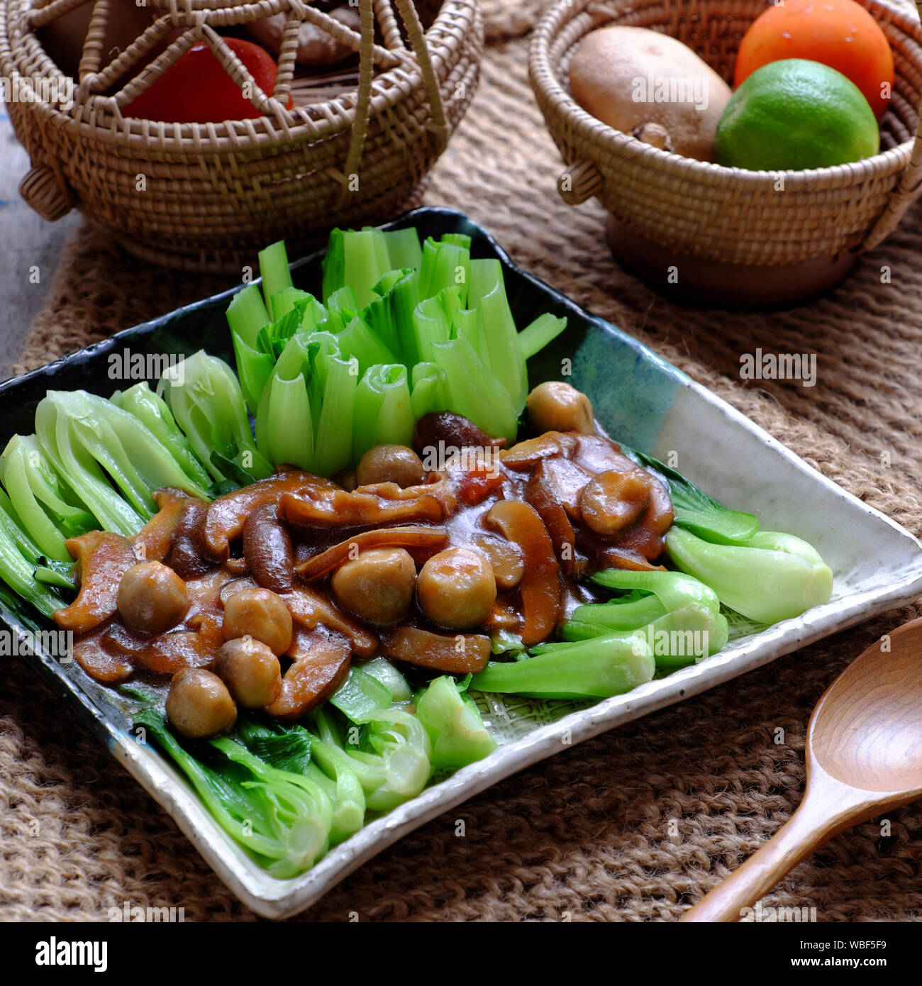 Vue supérieure simple repas pour les végétaliens, bok choy vert frais avec sauce aux champignons, une nourriture saine à base de légumes, un plat végétarien que bon pour la santé Banque D'Images