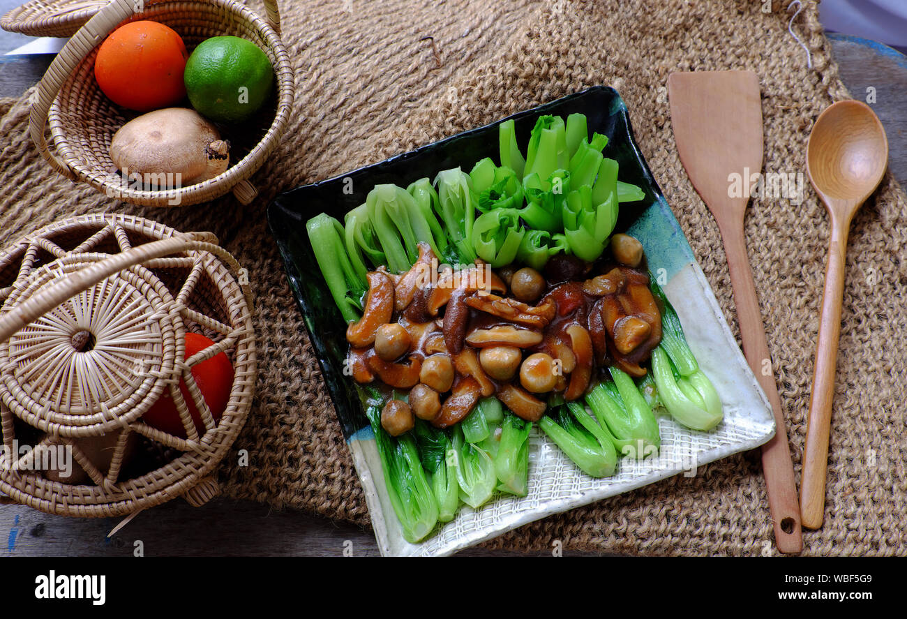 Vue supérieure simple repas pour les végétaliens, bok choy vert frais avec sauce aux champignons, une nourriture saine à base de légumes, un plat végétarien que bon pour la santé Banque D'Images